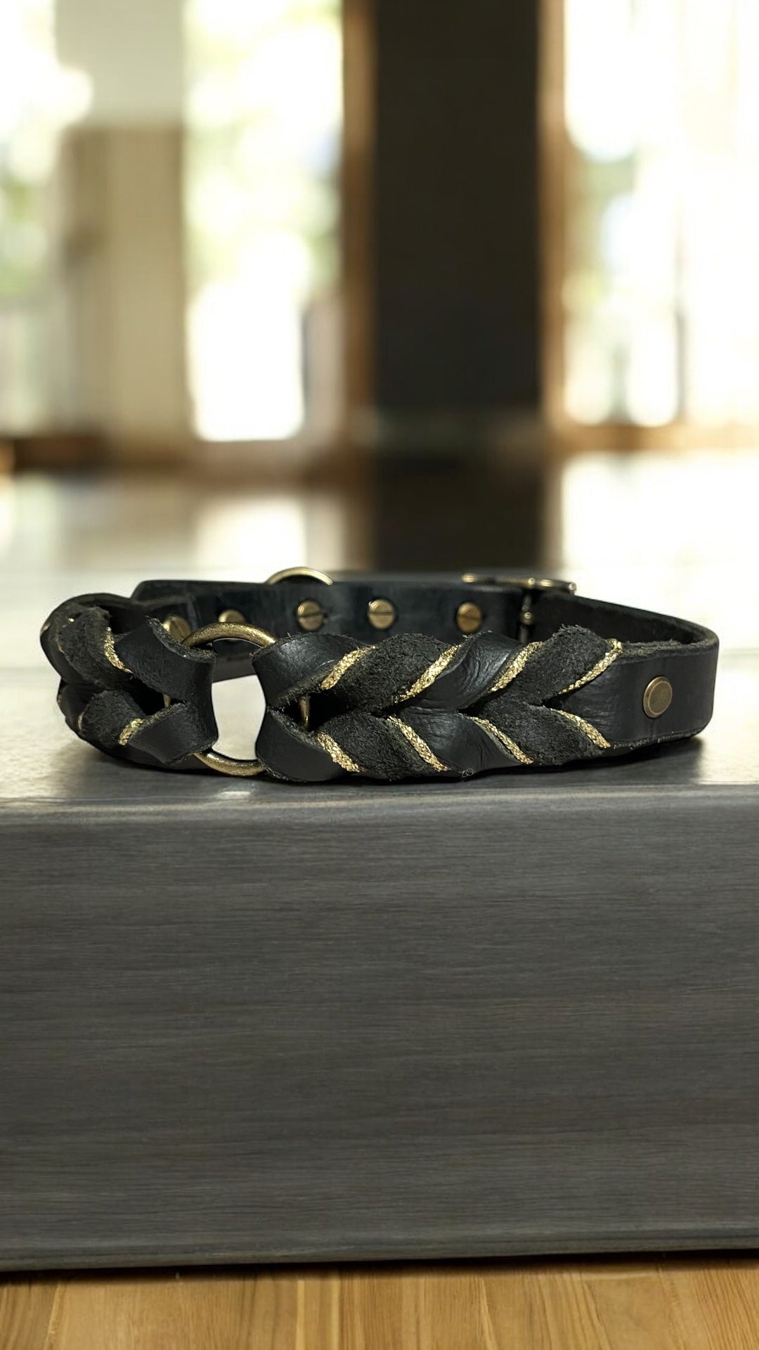 Geflochtenes Lederhalsband Schwarz-Gold