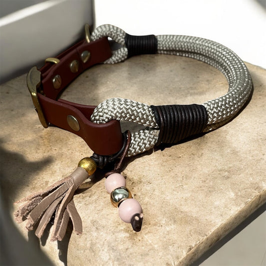 Elegance Pure – Handgefertigtes Paracord Halsband