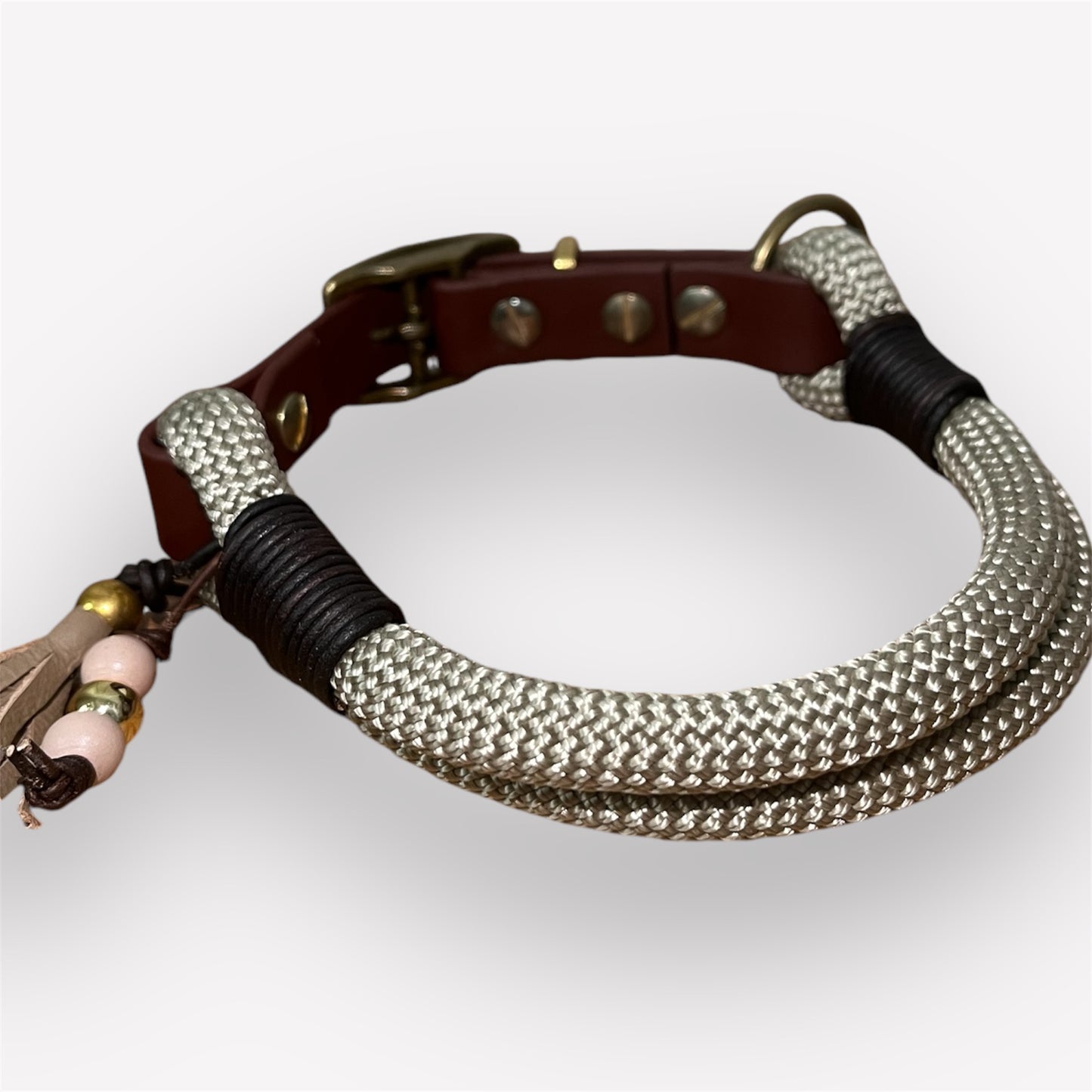 Elegance Pure – Handgefertigtes Paracord Halsband