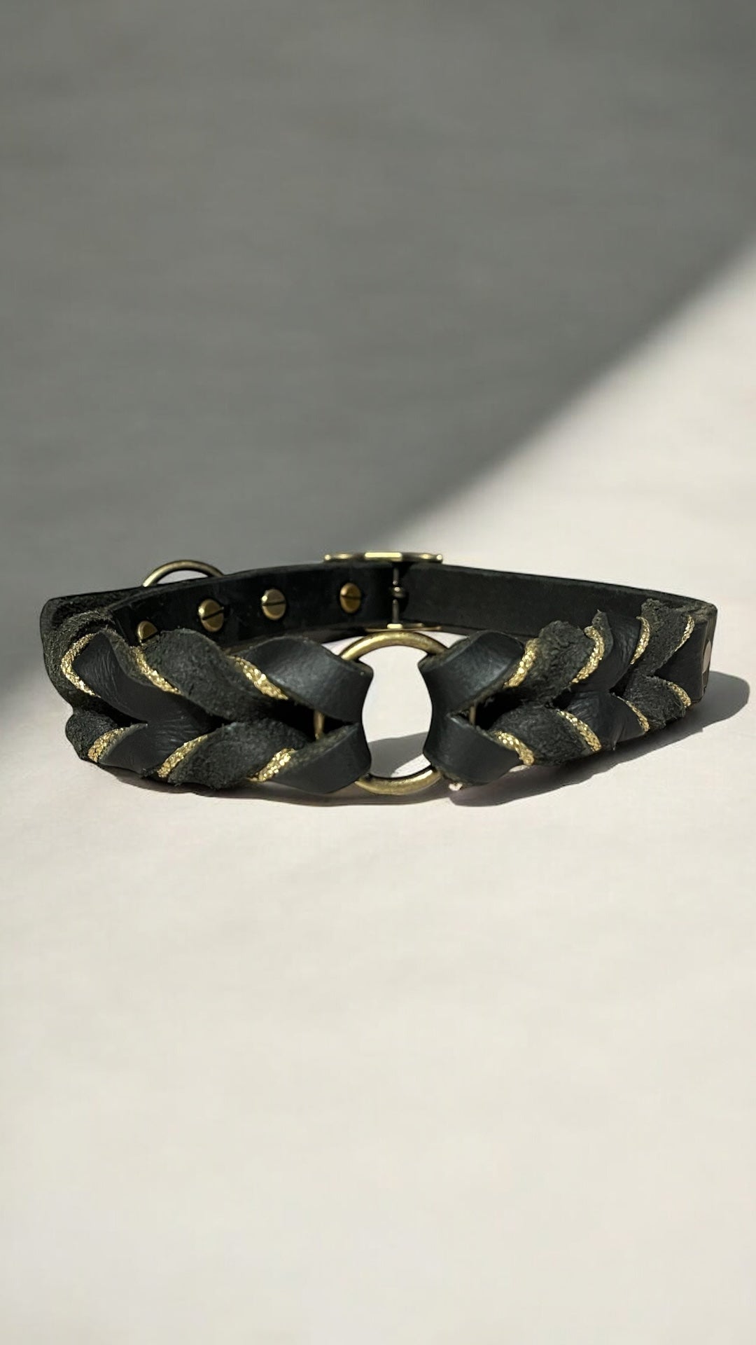 Geflochtenes Lederhalsband Schwarz-Gold
