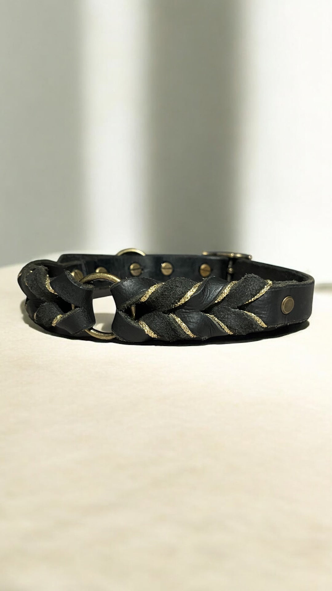Geflochtenes Lederhalsband Schwarz-Gold